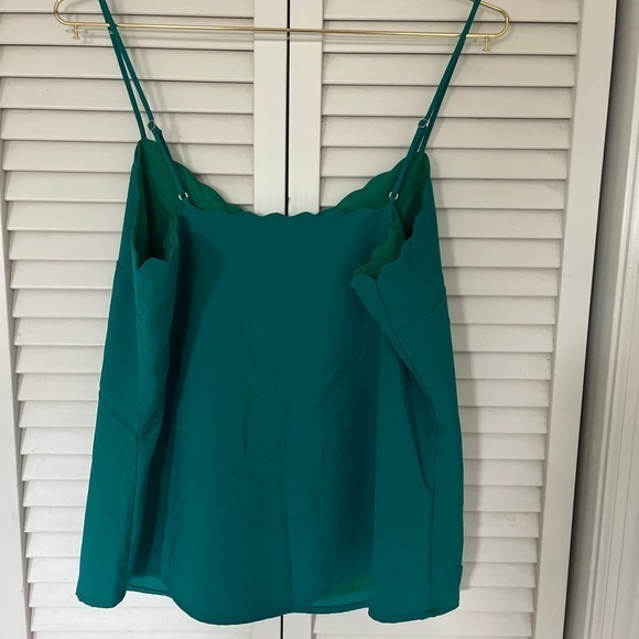 Loft Tank with‎ Scalloped Edge - Picture 4 of 4